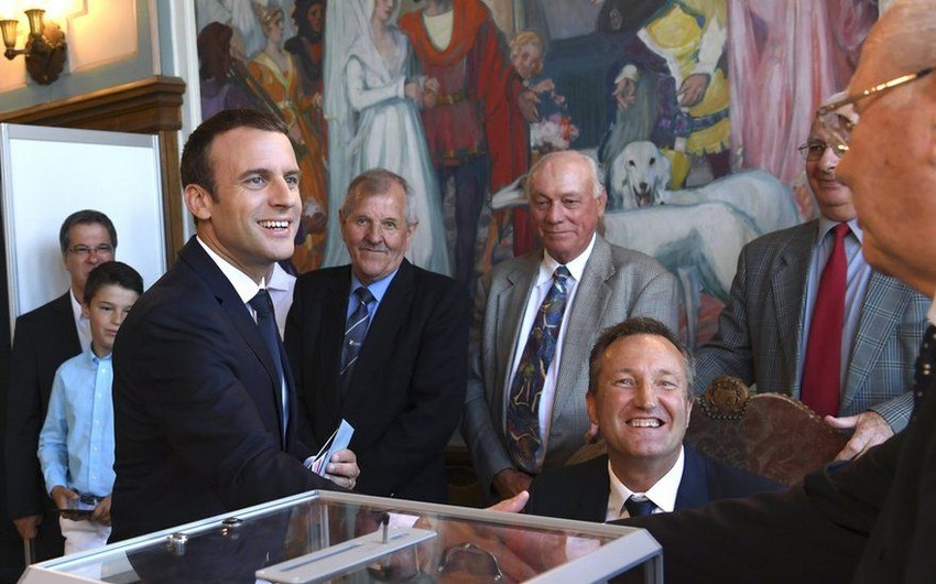 Макрон проголосовал на парламентских выборах во Франции