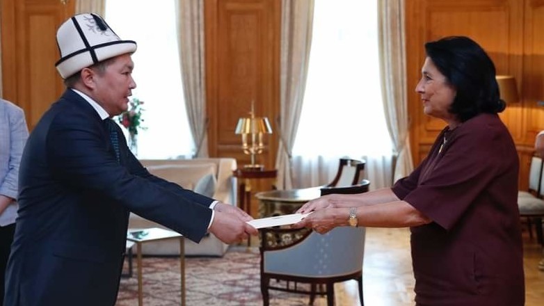 Посол Осмоналиев вручил верительные грамоты президенту Грузии Зурабишвили