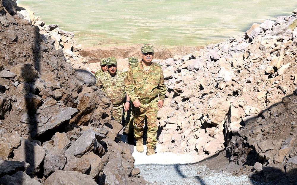 Министр обороны Азербайджана посетил боевые позиции в Кяльбаджаре и Лачине -ФОТО