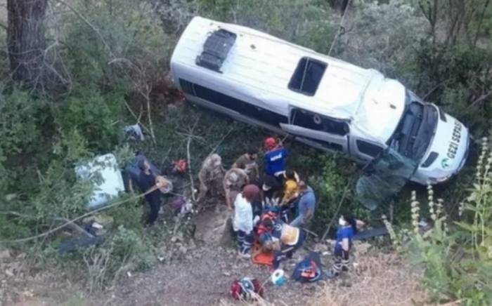 В Турции микроавтобус с туристами упал в пропасть, пострадали 18 человек
