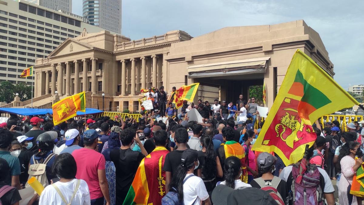 Из-за массовых протестов президент Шри-Ланки уходит в отставку
