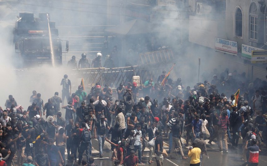 По меньшей мере 30 человек пострадали в ходе массовых протестов в Коломбо
