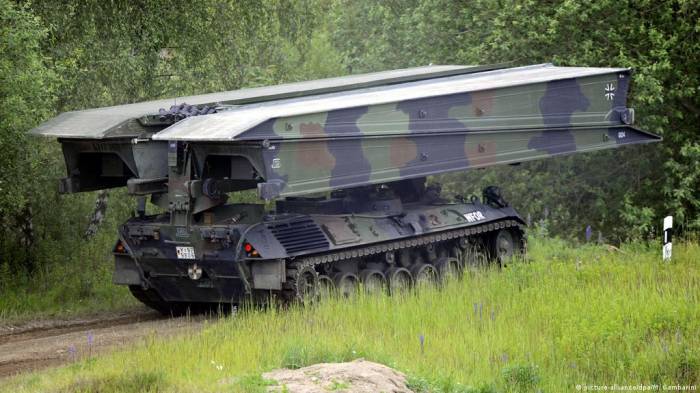 Германия поставит Украине 16 танковых мостоукладчиков Biber
