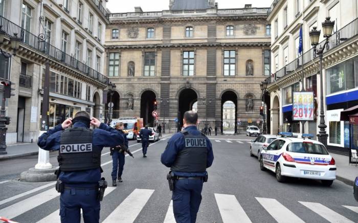 В Париже трем подозреваемым в пособничестве терроризму предъявили обвинения
