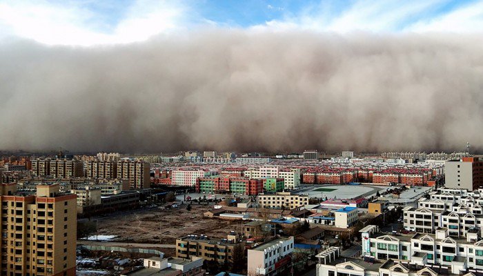 Китай накрыла самая мощная за последние 20 лет песчаная буря -ВИДЕО
