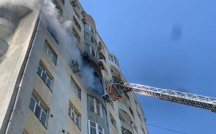 В Баку потушили пожар в жилом здании
