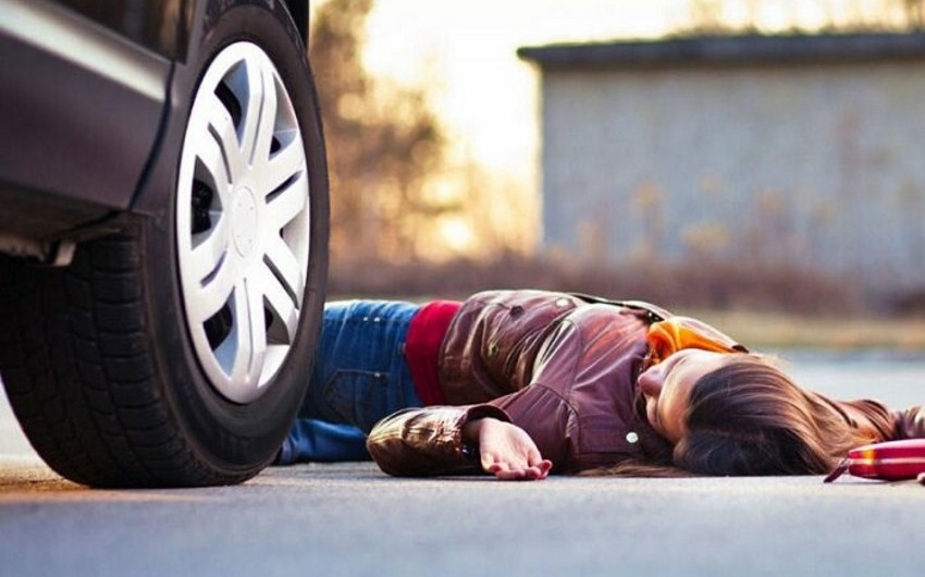 В Баку автомобиль сбил двух женщин, одна из них скончалась
