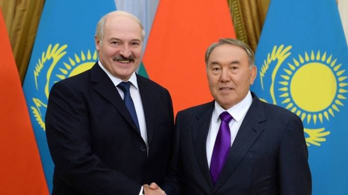 Назарбаев обсудил с Лукашенко ситуацию в постсоветских странах
