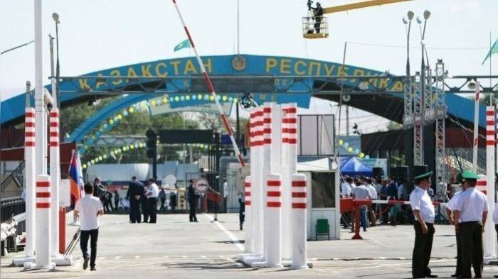 Казахстан открывает 12 автомобильных пунктов пропуска на границе с Узбекистаном и РФ
