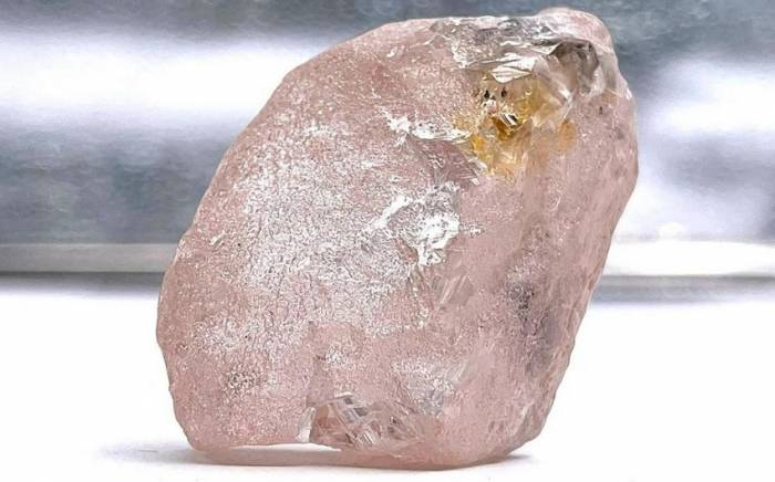 В Анголе нашли уникальный алмаз розового цвета
