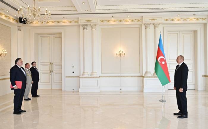 Президент Ильхам Алиев принял верительные грамоты посла Чехии в Азербайджане -ФОТО
