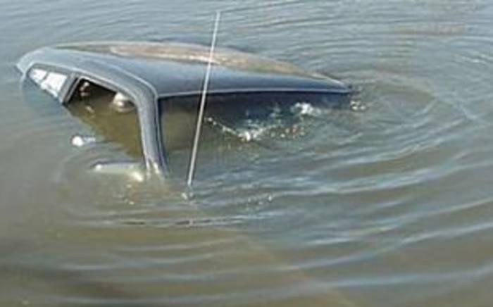 В Астаре автомобиль съехал с моста в реку, водитель погиб
