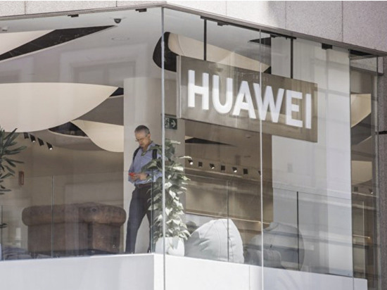 Huawei возобновила поставки гаджетов в Россию
