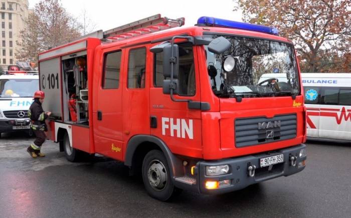 МЧС: При пожаре в жилом доме спасены 32 человека

