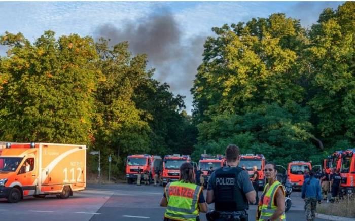 На западе Берлина после взрыва на складе с боеприпасами бушует пожар
