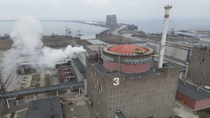 Киев призвал ООН закрыть небо над АЭС на Украине

