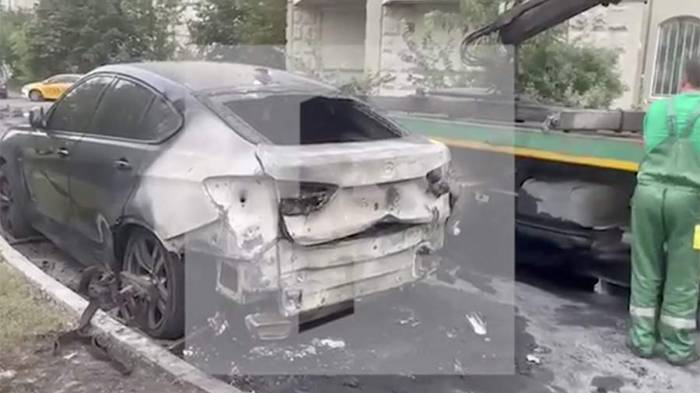 В Москве сожгли автомобиль чиновника Минобороны -ВИДЕО
