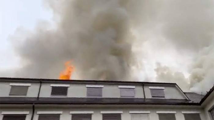 На крыше военного госпиталя в Праге возник пожар -ВИДЕО
