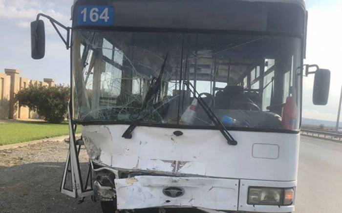 Пассажирский автобус попал в ДТП на трассе Баку-Алят-Газах
