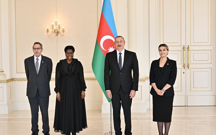 Президент Ильхам Алиев принял верительные грамоты новоназначенного посла ЮАР в Азербайджане 
