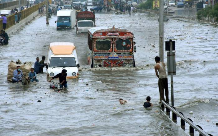 Число погибших от наводнений в Пакистане приблизилось к 400 человек
