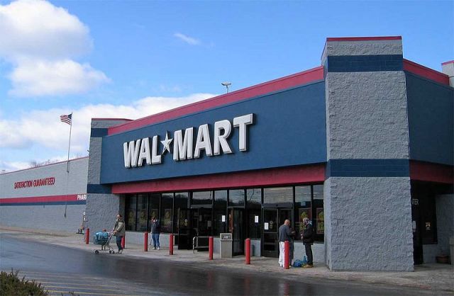 Walmart начал увольнять работников из-за прогнозируемого падения прибыли
