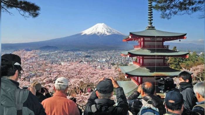 Япония с сентября отменит обязательные COVID-тесты для въезжающих в страну
