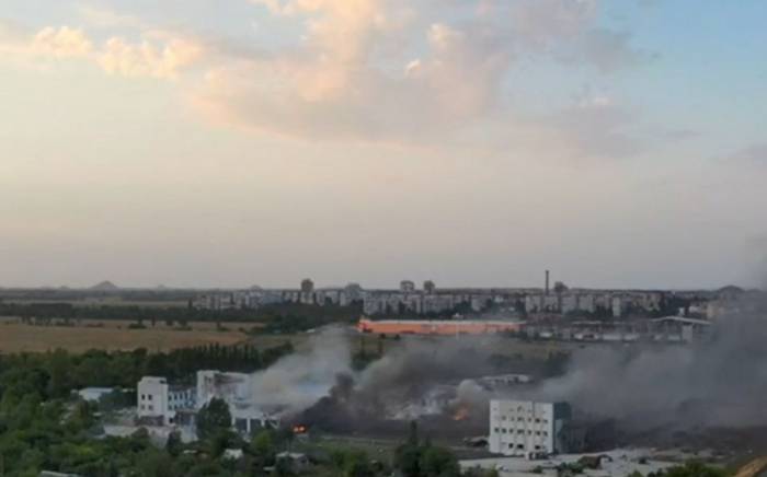 В Донецке горит база российского батальона -ВИДЕО

