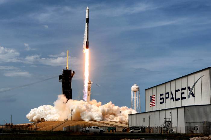 SpaceX вывела в космос 52 спутника для сети Starlink
