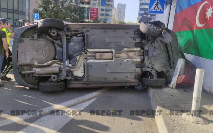 В Баку перевернулся автомобиль, есть пострадавший -ФОТО
