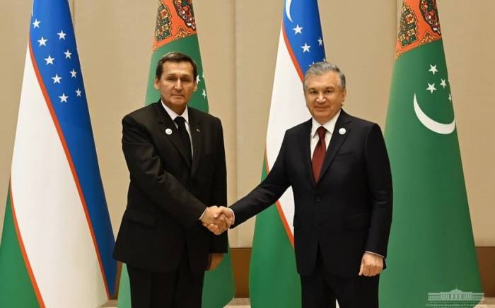 Президент Узбекистана наградил главу МИД Туркменистана орденом "Дружбы"
