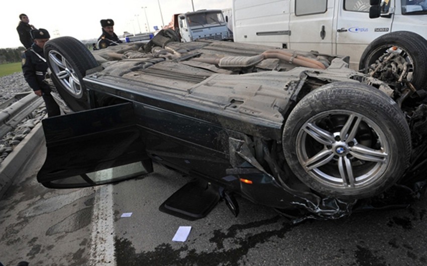 В Баку перевернулся автомобиль, есть погибший