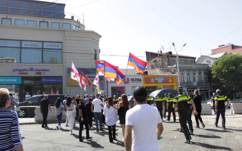 В Тбилиси полиция пресекла акцию армян перед зданием посольства Азербайджана