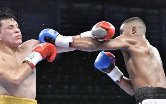 Колумбийского боксера ввели в кому из-за травм, полученных на ринге
