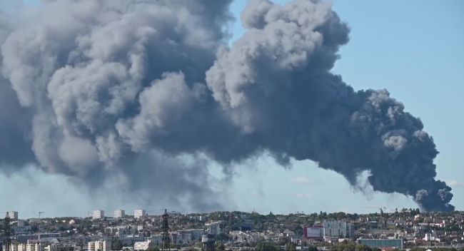Пожар на складе крупного рынка во Франции тушат около 100 человек
