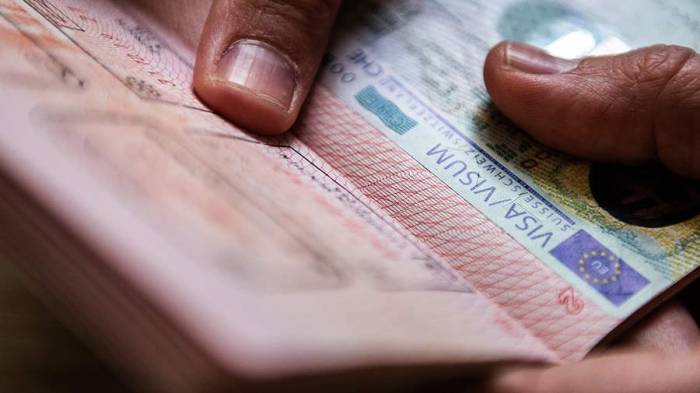 Швейцария приостановила упрощенный порядок выдачи виз для россиян

