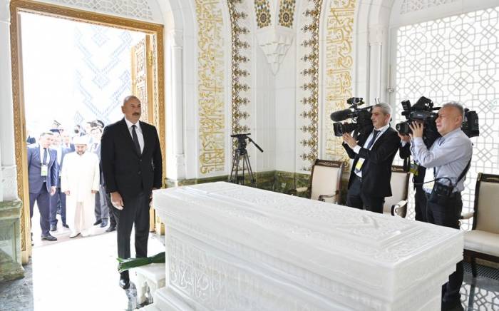 Ильхам Алиев посетил мавзолей первого президента Узбекистана Ислама Каримова -ФОТО
