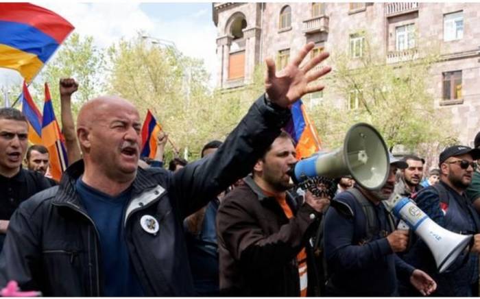Родители пропавших без вести солдат собрались у здания Минобороны Армении
