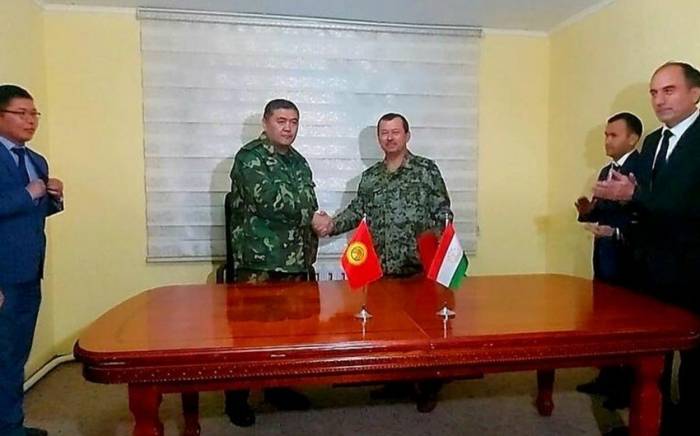 Таджикистан и Кыргызстан подписали протокол об отводе войск от границы
