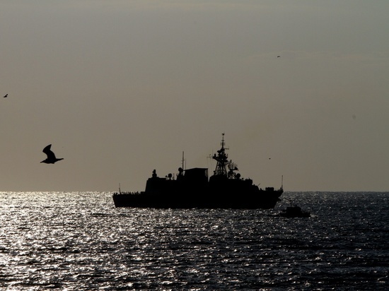 Военно-морские силы Великобритании задержали российский военный корабль
