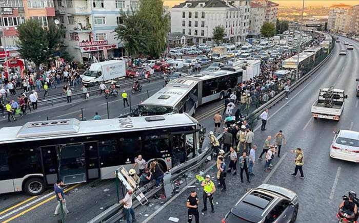 В Турции десятки человек пострадали в тяжелом ДТП с метробусами
