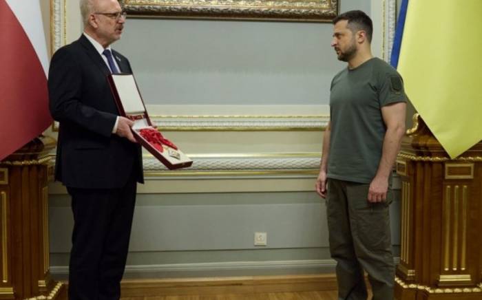 Президент Латвии наградил Зеленского высшим военным орденом
