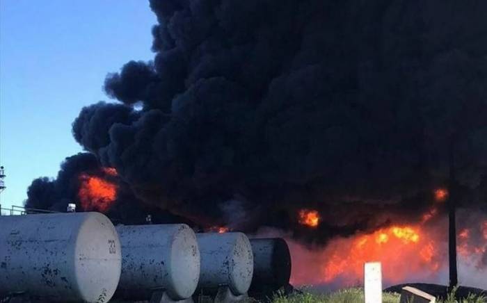На нефтебазе в Кривом Роге в результате ракетной атаки начался пожар
