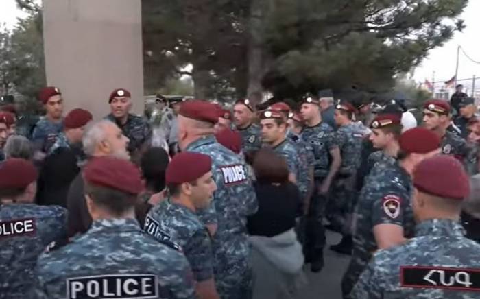 Полиция Армении разогнала протестующих родителей погибших военнослужащих -ВИДЕО
