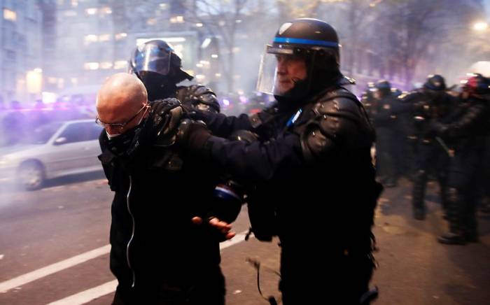 Более 100 человек задержаны в ходе беспорядков в Париже

