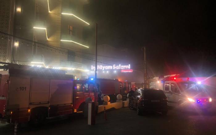 В отеле в поселке Новханы начался пожар
