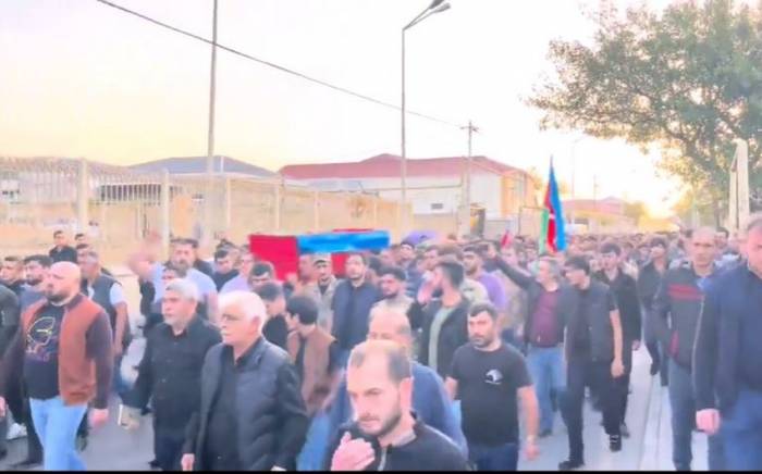 Проходят похороны шехида Азербайджанской армии и его отца
