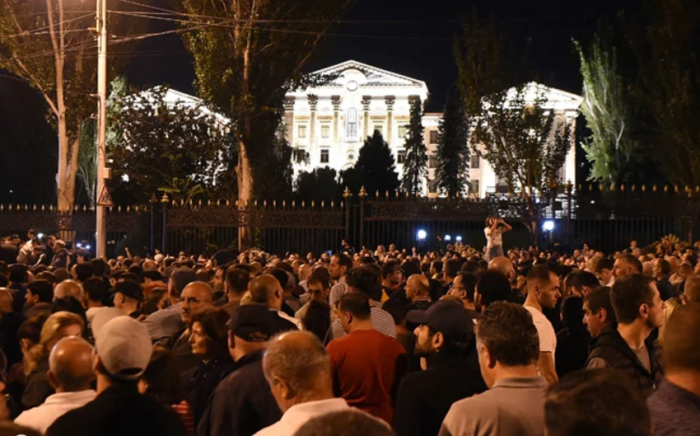 Оппозиционеры зашли в здание парламента Армении через служебный вход
