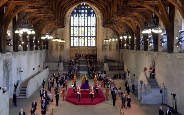 В Лондоне проходит публичное прощание с Елизаветой II
