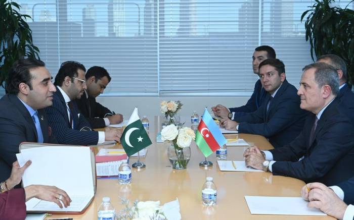 Джейхун Байрамов встретился с министром иностранных дел Пакистана
